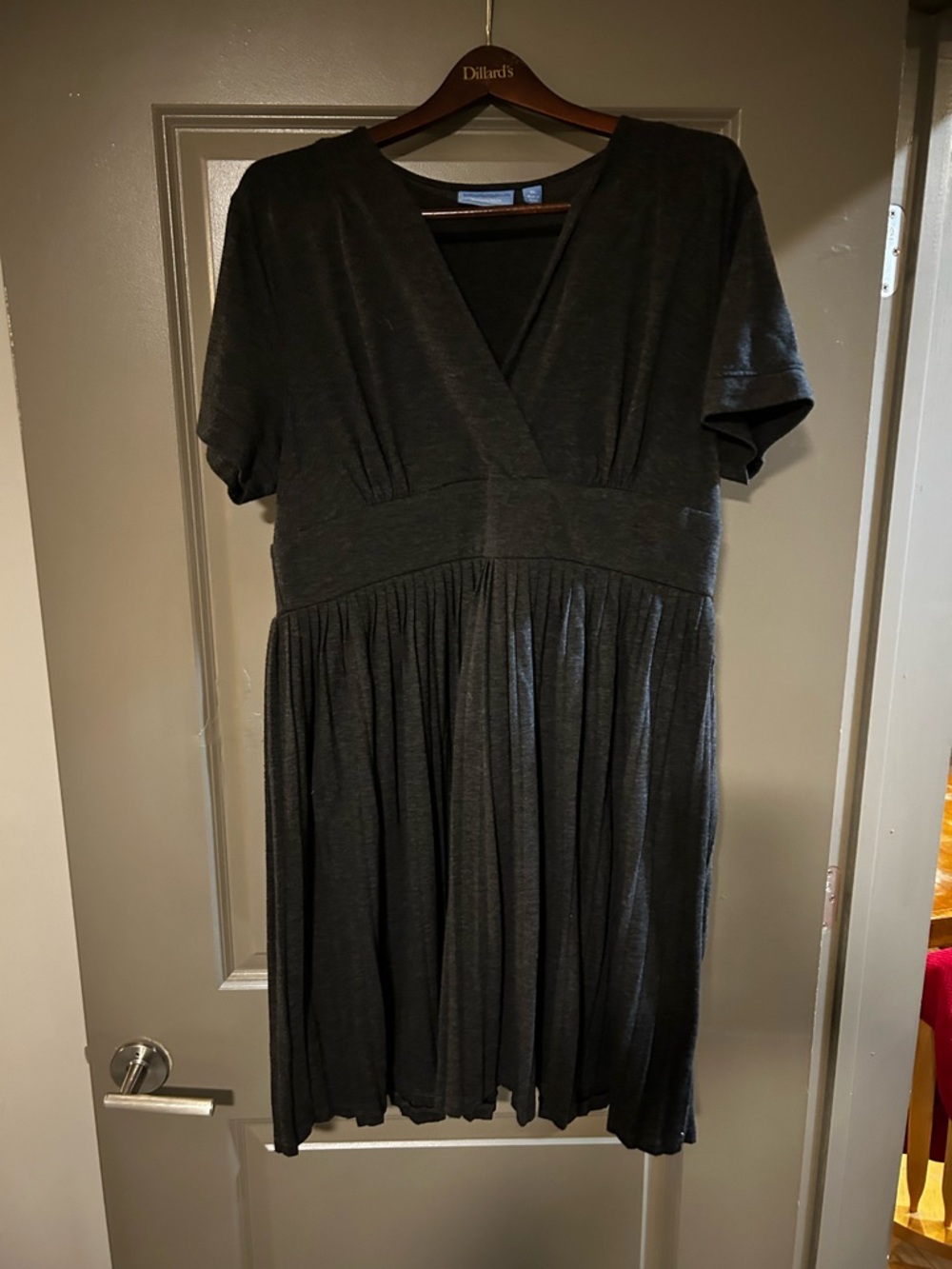 Simply Vera Vera Wang charcoal gray V‑neck midi dress